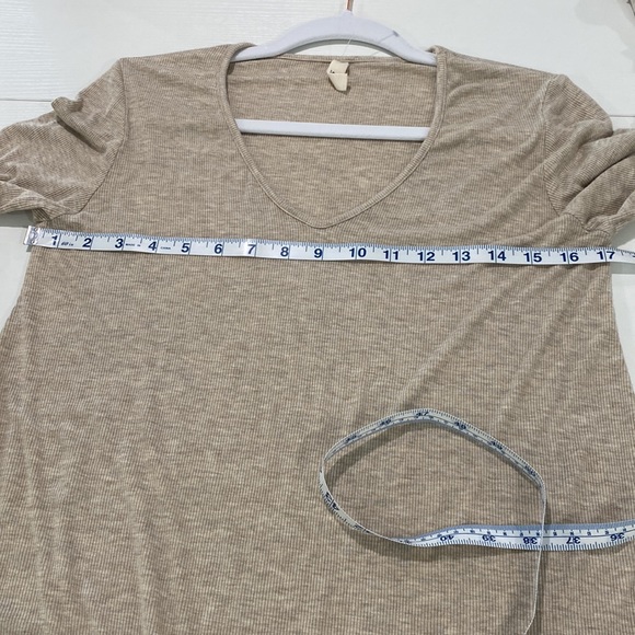 Elan rib knit top with 3 tier bell sleeve, lettuce edge hem size medium - Picture 4 of 6